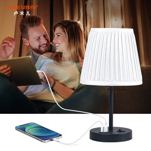 Semplice Base in metallo plissettato lampada da tavolo in tessuto con doppia <span class=keywords><strong>porta</strong></span> USB e portalampada E27 - Product Image 4