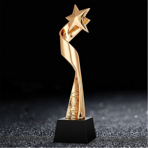 Trofeo de plata y cristal con un gran estandarte metálico curvo y un bloque de cristal transparente, a precios de mayorista. - Product Image 1