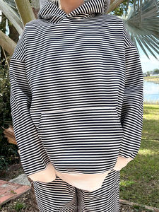 Ensemble deux pièces surdimensionné de haute qualité pour femme : sweat à capuche rayé et pantalon de survêtement - Product Image 3