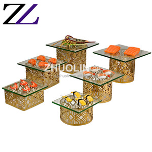Mostrador de restaurante de hotel dorado con soportes, platos de vidrio para servir postres frescos, magdalenas, catering, mesa de buffet para exhibición de alimentos - Product Image 1
