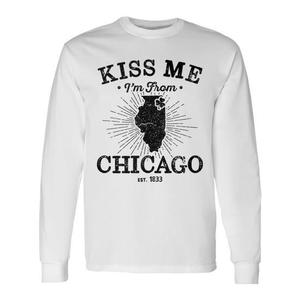 T-shirt a maniche lunghe Kiss Me I'm From Chicago con design a trifoglio - Product Image 1