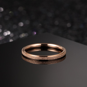 Bague de baseball simple en acier inoxydable pour femme, plaquée or 18 carats, finition givrée, style drama coréen tendance, vente en gros fabricant - Product Image 3