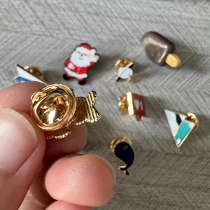 Guangzhou üretici sevimli tasarım özel logo moda metal rozeti yaka sert emaye pimleri özel - Product Image 1