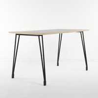 Ensemble table et chaises de restaurant conforme aux normes ANSI/BIFMA, structure métallique, plateau en bois, assise en acier, durable, écologique, facile à nettoyer, hôtel