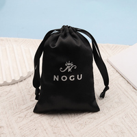 Sac de rangement pour bijoux en tissu lisse et brillant avec logo personnalisé, pochette à cordon en satin noir pour boucles d'oreilles, collier, emballage cadeau