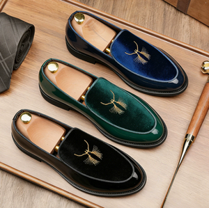 Mocasines bordados para hombre, de piel charol, con punta redonda, para vestir, en negro, verde y azul marino, para oficina o uso casual. - Product Image 2