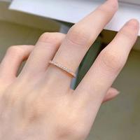 Bague en acier inoxydable avec rangée de zircons cubiques pour femme, style luxe léger, scintillante et minimaliste, alliance de couple, inaltérable, pour fiançailles et mariage