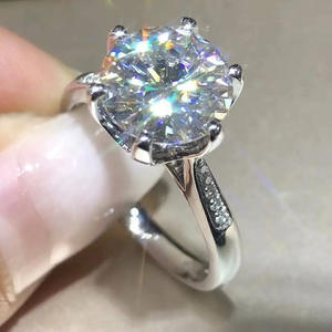 Anello da Donna Q686 in Oro Bianco con Diamante Taglio Brillante Rotondo Colore D Naturale, Anello di Fidanzamento con Diamanti Laterali - Product Image 3