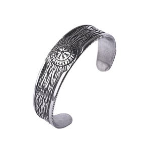 Pulsera Vikinga Qunnique de Acero Inoxidable con Cabeza de Lobo Texturizada para Hombre, Joyería Retro Vintage de Metal Resistente, Regalo - Product Image 5