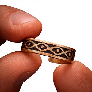 Bague ajustable en cuivre pur de style vintage, bracelet de thérapie bio, motif géométrique gravé, aimant interne, bague pour le pouce - Product Image 1