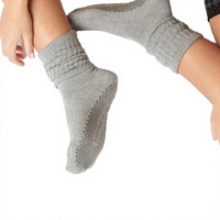 Chaussettes en tissu éponge standard pour hommes, vente en gros OEM, logo personnalisé, couleurs blanc pur et noir, revers de cheville antidérapant, séchage rapide