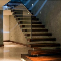 Escalier de grenier avec marches en bois, marches flottantes en bois, peinture couleur