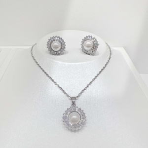 Ensemble de bijoux vintage en argent 925 avec perles, pour femmes, idéal pour les fêtes et les mariages, cadeau unique, collier et boucles d'oreilles classiques en or 18 carats. - Product Image 2