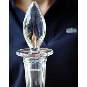 Bouteille à vin en cristal Christofle Osiris au design classique avec logo personnalisé pour le whisky, comprend un élégant coffret cadeau en métal et en verre - Product Image 2