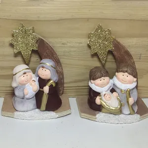 Scultura in miniatura della sacra famiglia cattolica di natale del produttore professionale con stabile in legno