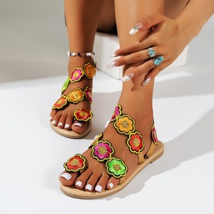 Sandalias Planas Boho para Mujer con Bordado, Adorno de Plumas de Pavo Real y Correa en el Tobillo, Zapatos de Playa para Verano - Product Image 1