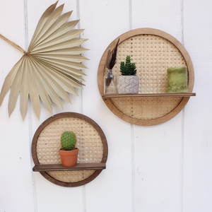 Estante de pared de ratán hecho a mano de primera calidad con acabado brillante perfecto para casas elegantes y apartamentos modernos - Product Image 1
