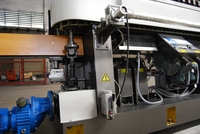 Machine de production continue à plusieurs têtes pour le traitement du verre trempé et le rectification des bords en ligne droite