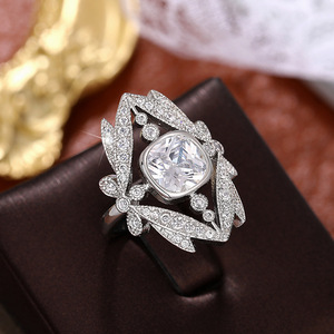 Anello geometrico a corona traforato da donna, gioiello da dito audace ed elegante - Product Image 5