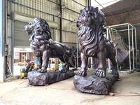 Grand jardin extérieur africain personnalisé décoré de statue de lion marchant en bronze