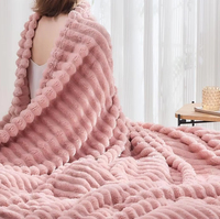 Couverture de lit personnalisée OEM ODM super douce en flanelle soyeuse rose de qualité supérieure, jacquard côtelé 3D, légère, pour toutes les saisons