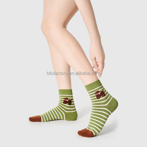 รักษาเท้าของคุณให้แห้งสบายด้วยถุงเท้า Hanes Crew Socks ที่โดดเด่นด้วยคุณภาพและความคุ้มค่า - Product Image 3