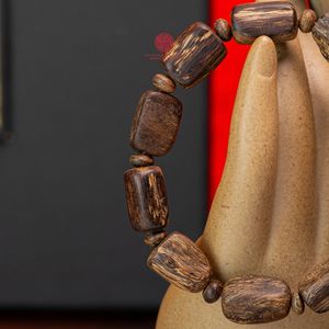 สร้อยข้อมือไม้กฤษณาสำหรับผู้ชาย งานแฮนด์เมด ขนาดกลาง ประณีต สวยงาม ทำจากไม้ธรรมชาติ คุณภาพสูง - Product Image 2