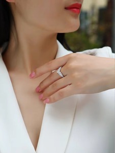 แหวนแต่งงานเงินแท้ S925 ประดับเพชรโมอิสซาไนต์ ดีไซน์มงกุฎราชินี สำหรับผู้หญิง สวยสง่าและหรูหรา - Product Image 4