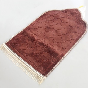 Alfombra de oración lavable de franela con estampado floral y diseño de arco, adecuada para uso en el hogar y para acampar. - Product Image 1