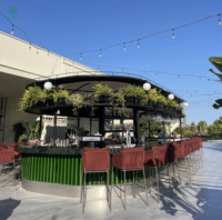 Table de terrasse personnalisée, chaise, comptoir de bar, panneau cannelé, casier à vin pour bar, restaurant, extérieur