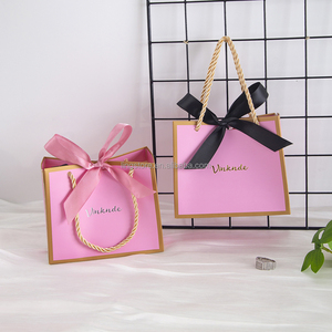 Bolsa de Papel Rosa Delicada de 14*6*12cm con Borde Dorado, Bolsas de Regalo para Joyería con Asa de Listón Dorado - Product Image 3