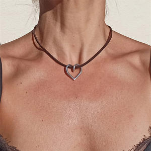 Collier tissé Niche géométrique coeur creux pendentif collier pour femme Uionen 1432 - Product Image 2