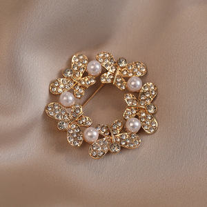 Broche de Mariposa de Lujo Ligero de Alta Gama con Perlas Elegantes para Mujer, Corsage Versátil con Diamantes de Imitación para Boda, Compromiso, Accesorios para Abrigo - Product Image 4