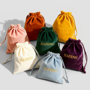 Pochette en velours luxueuse avec cordon de serrage et logo brodé personnalisé pour bijoux et emballage de cadeaux de mariage, petit sac haut de gamme - Product Image 1