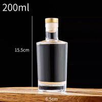 Bouteille à vin transparente rayée en verre blanc cristallin de 500 ml avec bouchon en verre et logo « montagne » au fond pour l'emballage des spiritueux