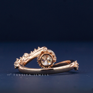 Bague en or rose 14 carats avec diamant, bague tendance de luxe pour femmes avec pierre précieuse jaune au centre et détails latéraux en diamant étincelant - Product Image 5