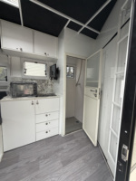 Nouvelle Arrivée Remorque Équestre 2HAL Overnighter avec Lit, Table à Manger, Salle de Douche et Zone de Vie ADRs