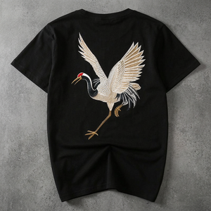 Camiseta negra bordada con grullas para hombre, manga corta, cuello redondo, estampado de animales en la espalda, estilo urbano - Product Image 4