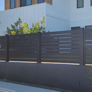 Décorations de pointe pour clôture à piquets en alliage d'aluminium sur mesure, écologiques, finition grain de bois noir et blanc, pour la cour avant de la maison et l'allée. - Product Image 1