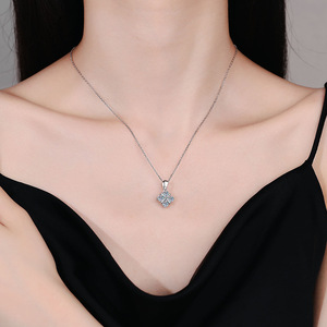 Collier élégant et classique en argent sterling S925 plaqué or avec pendentif croix et attrape-rêves en moissanite pour femme - Product Image 5