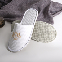 Chaussons jetables en tissu gaufré pour hôtels et hébergements de voyage – Respirants, design personnalisé, qualité supérieure