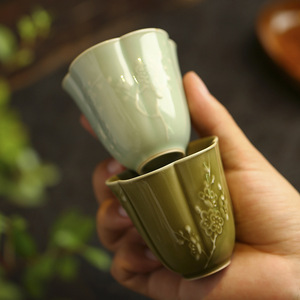 Taza de té de cerámica Beixitang, hecha a mano con relieve de flor de ciruelo, taza pequeña para té de la tarde, taza Qingke, color Banana Moon - Product Image 3