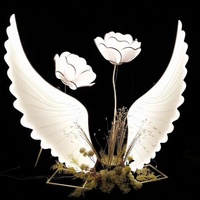 Décor de scène de mariage avec ailes d'ange illuminées, arche en cage à oiseaux, présentoir événementiel, design personnalisé