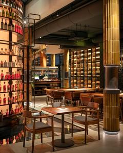 ออกแบบตกแต่งภายในร้านอาหารบาร์สไตล์อินดัสเทรียลสุดหรู เคาน์เตอร์บาร์โค้งแบบสั่งทำพิเศษ วัสดุไม้ ทองเหลือง แก้ว เฟอร์นิเจอร์เชิงพาณิชย์ พร้อมบริการติดตั้งแบบครบวงจร - Product Image 5