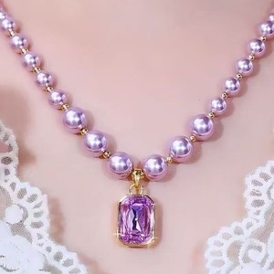 Exquisito y lujoso collar de perlas cuadradas de circonita púrpura. Elegante Collar de Perlas Moradas para Venta al por Mayor. - Product Image 1