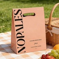 Sacs en papier personnalisés avec poignée découpée et logo imprimé en typographie audacieuse pour l'emballage de marchandises de marque alimentaire et de plats à emporter de restaurant
