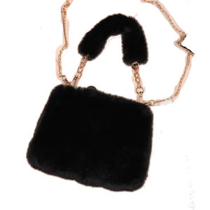 Sac à bandoulière petit sac à main carré recouvert de fourrure artificielle avec chaîne réglable pour les femmes à la recherche d'accessoires d'hiver confortables - Product Image 6