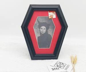 Colgante de marco de fotos hexagonal gótico negro oscuro de modal con forma de ataúd para niñas - Product Image 3