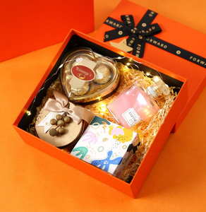Caja de regalo de cartón de lujo al por mayor con revestimiento UV y logotipo personalizado en relieve embalaje artesanal de papel Premium - Product Image 2