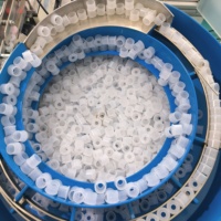 Machine d'assemblage de bouchons en plastique entièrement automatique à commande PLC, économe en énergie, avec alimentation et comptage automatiques multi-composants
